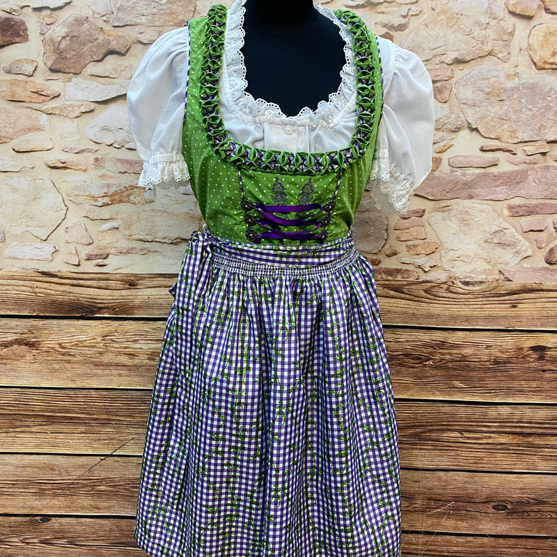 „Grünes Dirndl mit weißer Dirndlbluse und gemusterter Schürze, Vorderansicht“