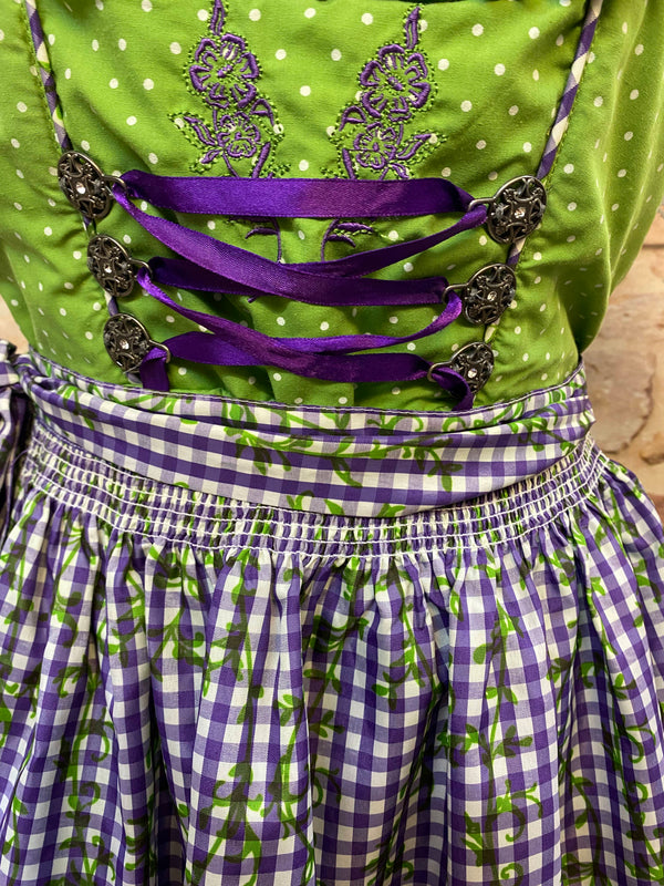 „Detailansicht Dirndl-Mieder grün mit Zierborte und Knopfleiste“
