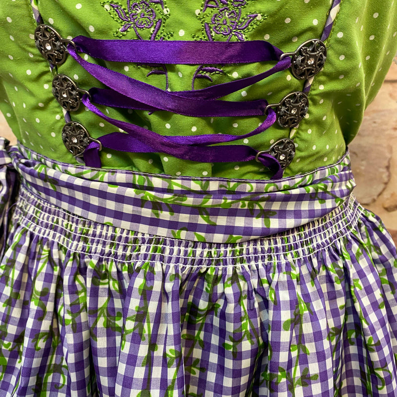 „Detailansicht Dirndl-Mieder grün mit Zierborte und Knopfleiste“