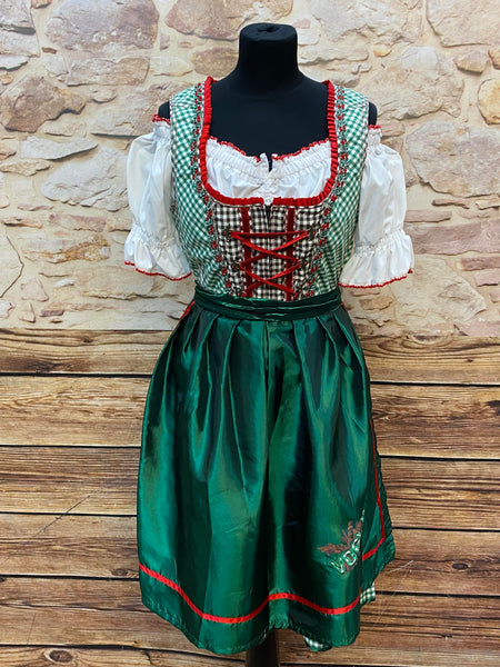 „Grünes Dirndl mit roter Schnürung, karierter Miederpartie und weißer Bluse – Vorderansicht“
