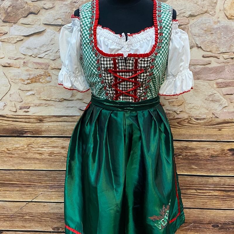 Grünes Dirndl mit roter Schnürung, karierter Miederpartie und weißer Bluse – Vorderansicht