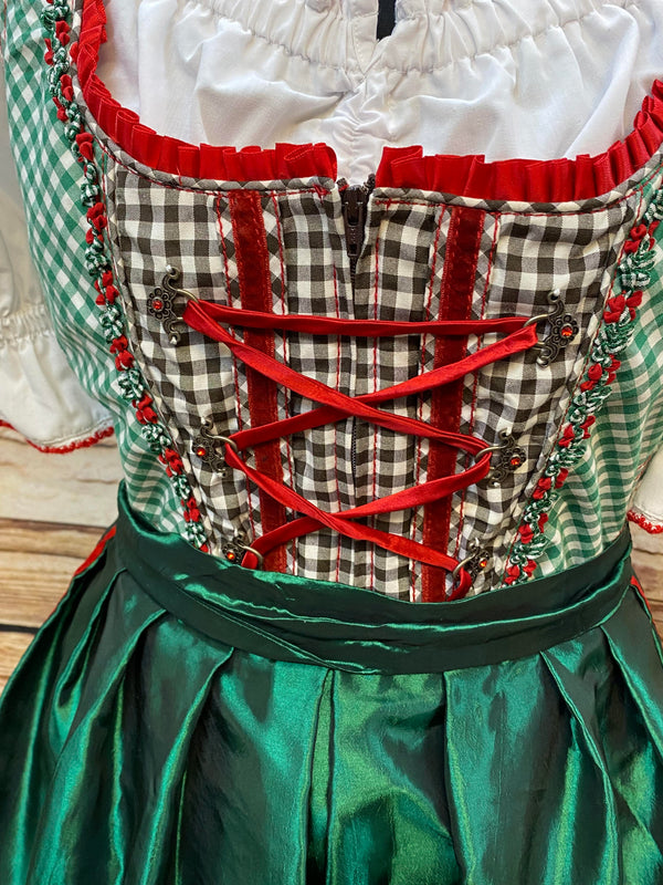 Detailansicht der roten Schnürung und karierten Miederpartie des Dirndls