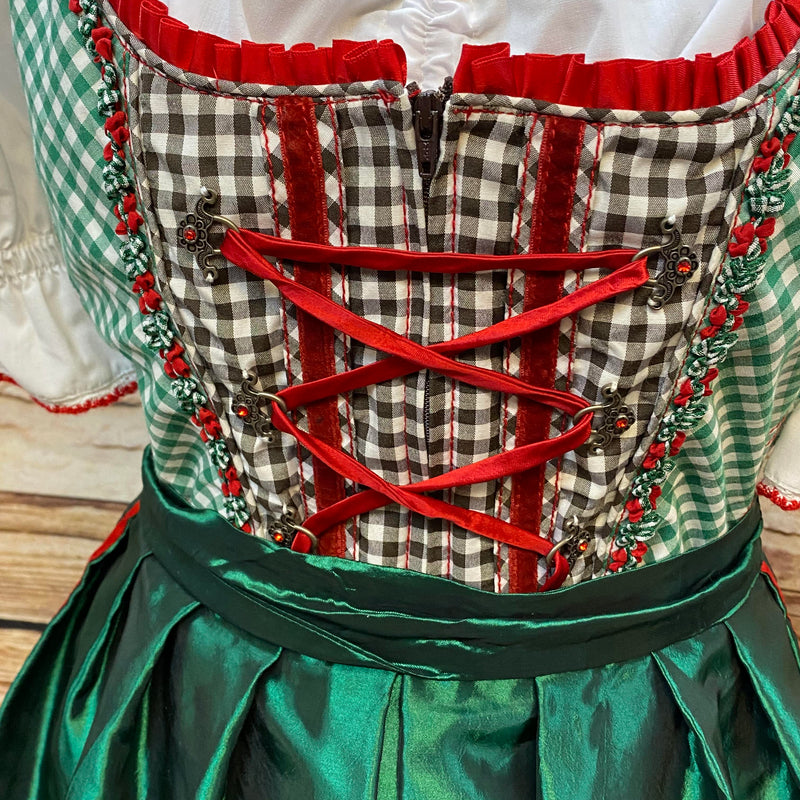 Detailansicht der roten Schnürung und karierten Miederpartie des Dirndls