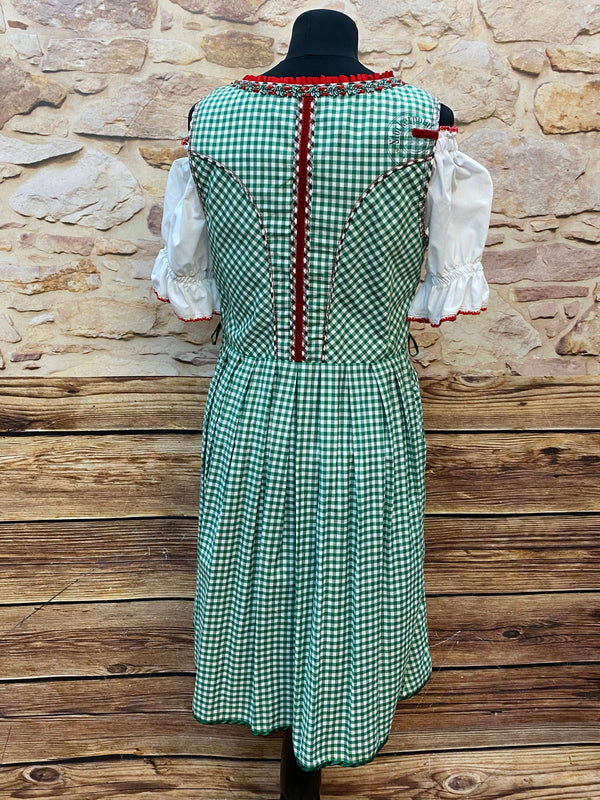 Rückansicht des grünen Dirndls mit kariertem Muster und kurzen Puffärmeln