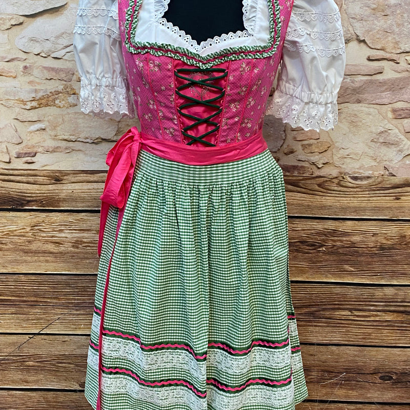 „Dirndl in Pink und Grün mit Schnürmieder und karierter Schürze, Vorderansicht auf Schneiderpuppe“