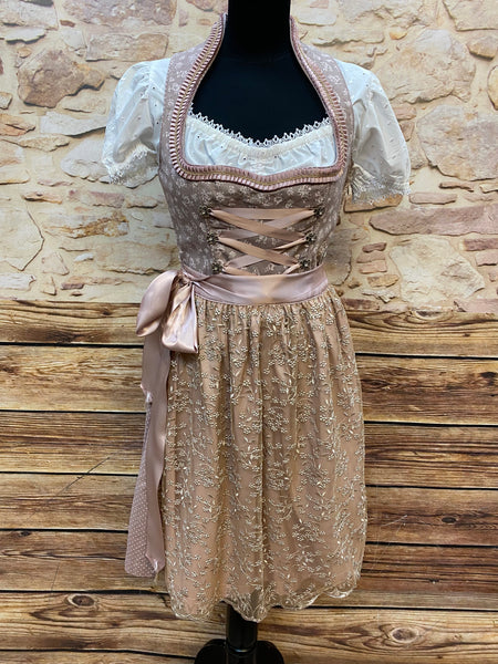 „Elegantes Dirndl in beige-rosé mit Spitzenbluse und Schürze, Vorderansicht auf Schneiderpuppe“