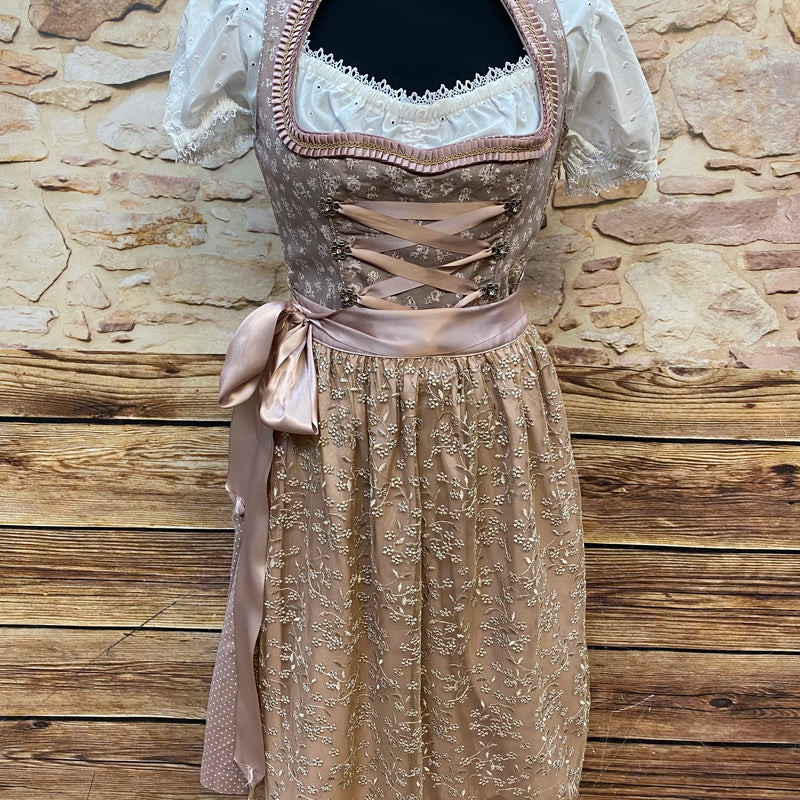 „Elegantes Dirndl in beige-rosé mit Spitzenbluse und Schürze, Vorderansicht auf Schneiderpuppe“