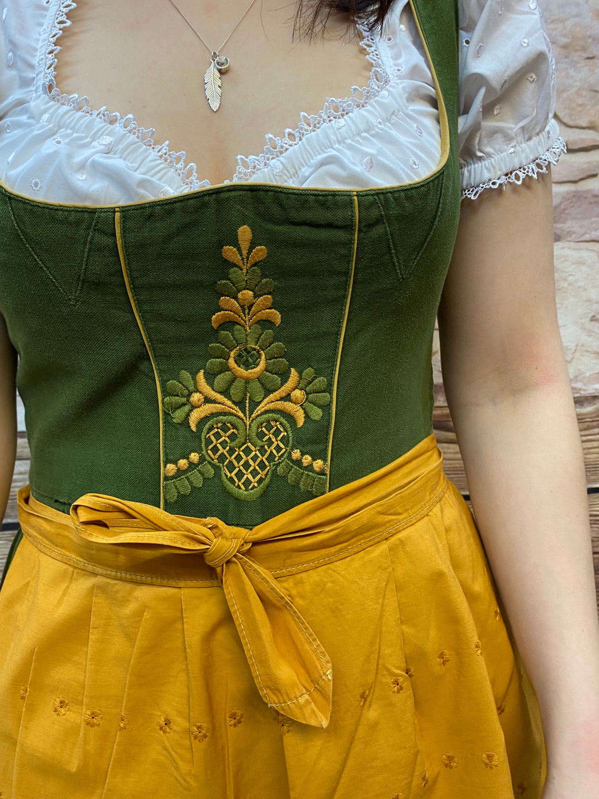 Balcon dirndl robe traditionnelle vert broderie vintage taille 36 