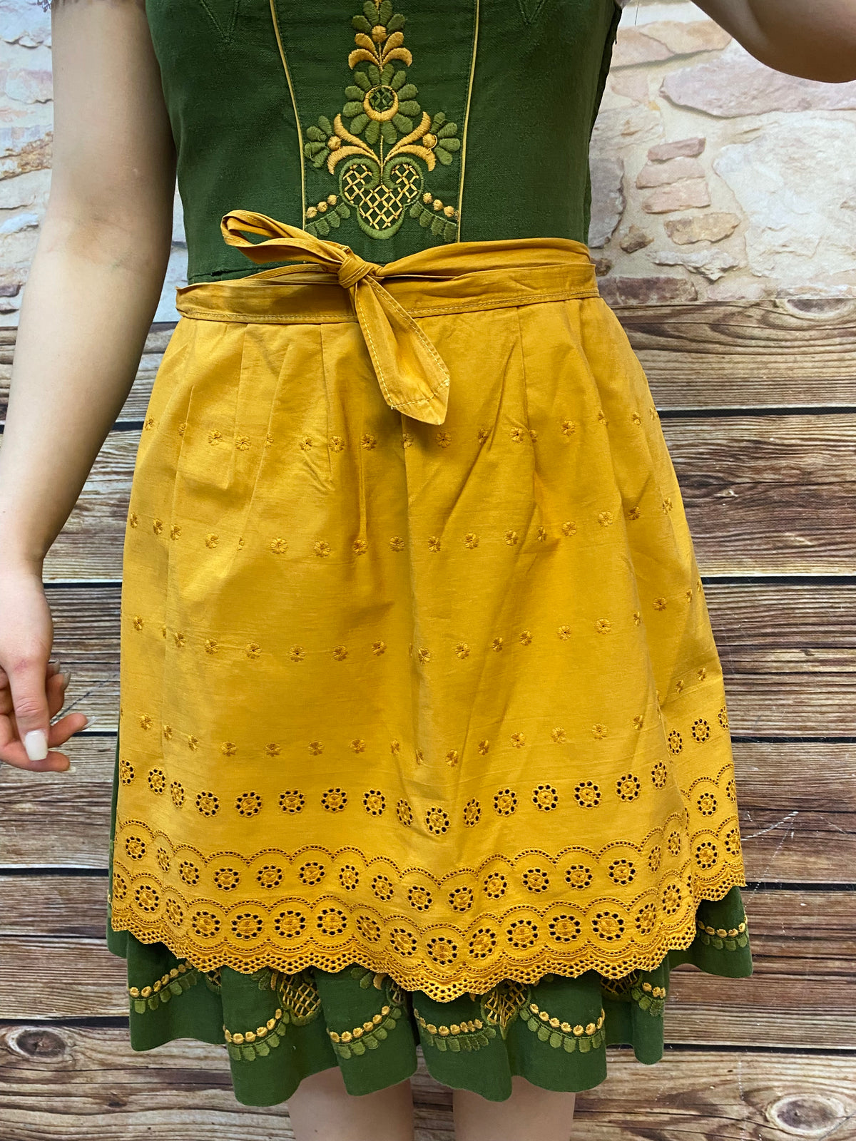 Balcon dirndl robe traditionnelle vert broderie vintage taille 36 