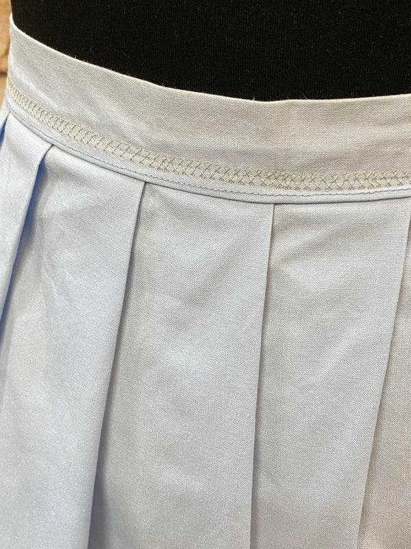 Vintage Dirndlschürze – hellblau mit Falten & Ziersteppung
