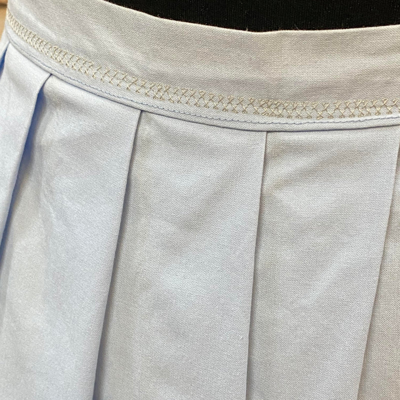 Vintage Dirndlschürze – hellblau mit Falten & Ziersteppung