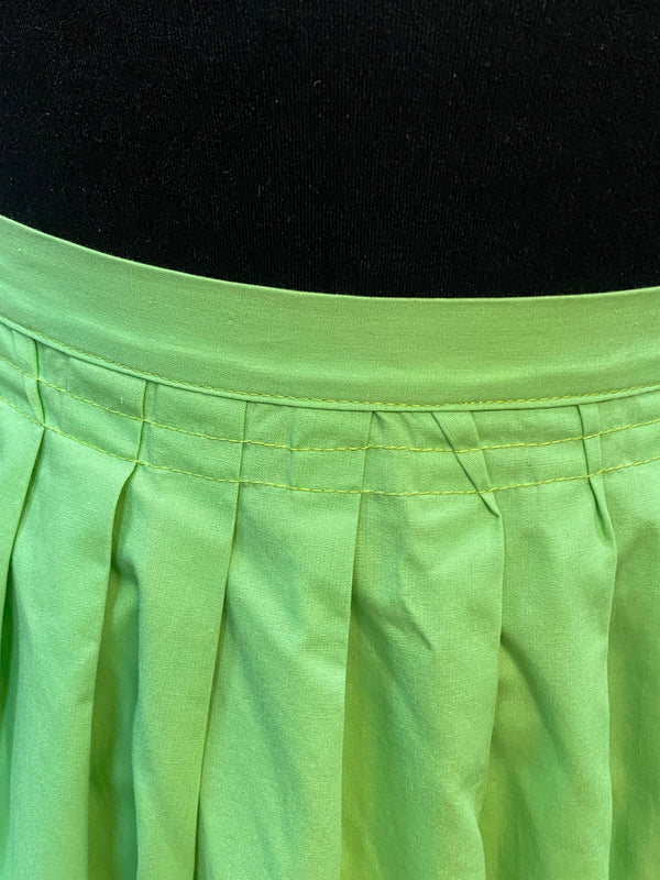 Vintage Dirndlschürze – apfelgrün mit Spitzenkante & Blumenborte