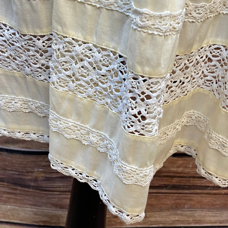 Vintage Dirndlschürze – creme mit Spitzenborten
