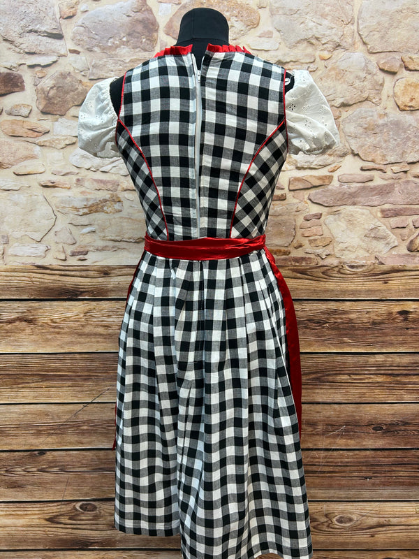 Dirndl in Rot und Schwarz – EU Größe 34
