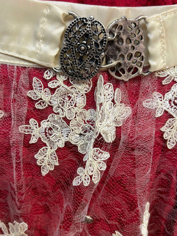 Bezauberndes Moser Dirndl in Rot und Creme – EU Größe 40