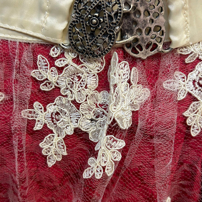 Bezauberndes Moser Dirndl in Rot und Creme – EU Größe 40