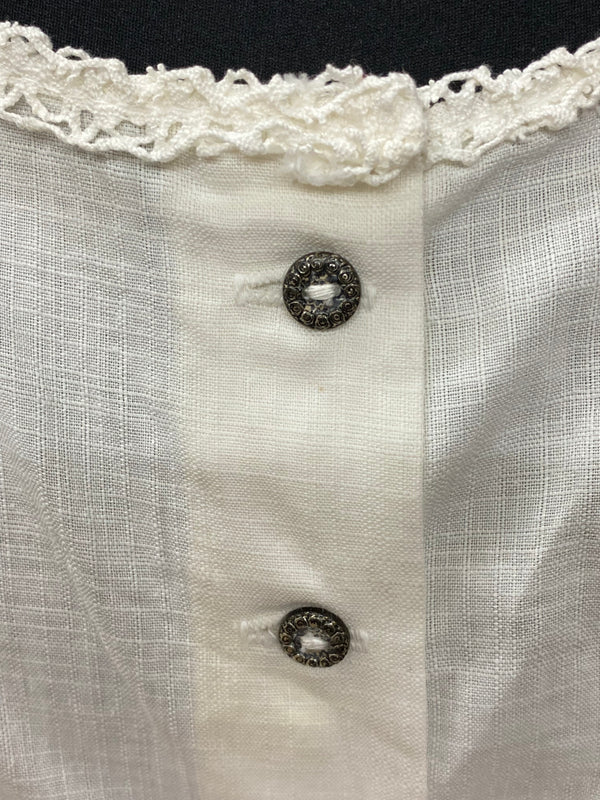 „Detail Dirndlbluse Knöpfe Spitze Off-White Trachtenstil“