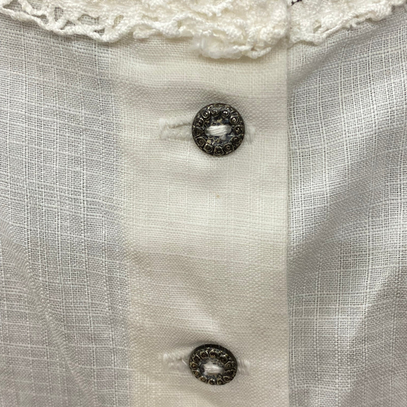 „Detail Dirndlbluse Knöpfe Spitze Off-White Trachtenstil“