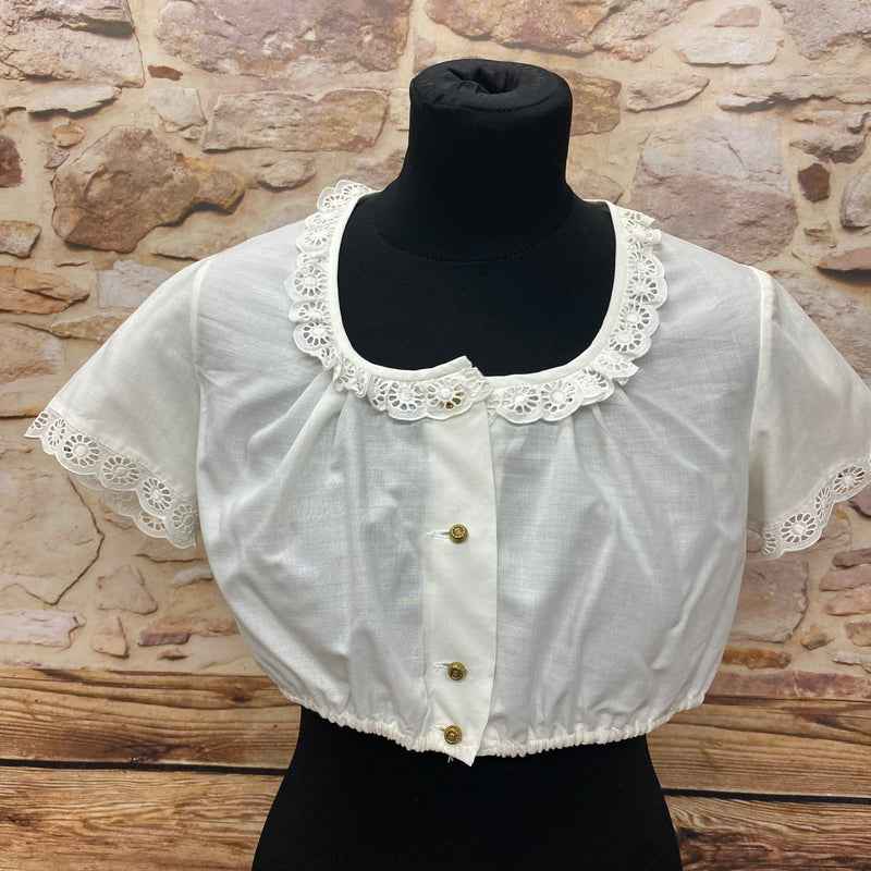 Dirndlbluse Damen Größe 42, hochgeschlossen mit Rundhalsausschnitt und Spitze, Offwhite, kurzärmlig, elastischer Saum, vintage, Baumwoll-Mix.