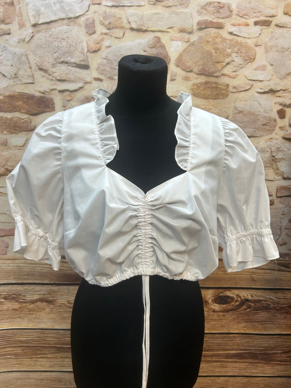 „Weiße Edel Herz Dirndlbluse mit Rüschen und Vorder-Raffung – Vorderansicht“