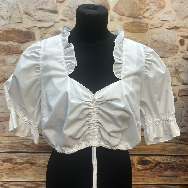 „Weiße Edel Herz Dirndlbluse mit Rüschen und Vorder-Raffung – Vorderansicht“