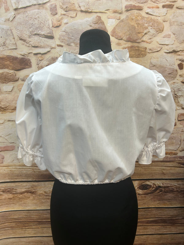 „Rückansicht einer weißen Edel Herz Dirndlbluse mit Rüschenkragen und Puffärmeln“