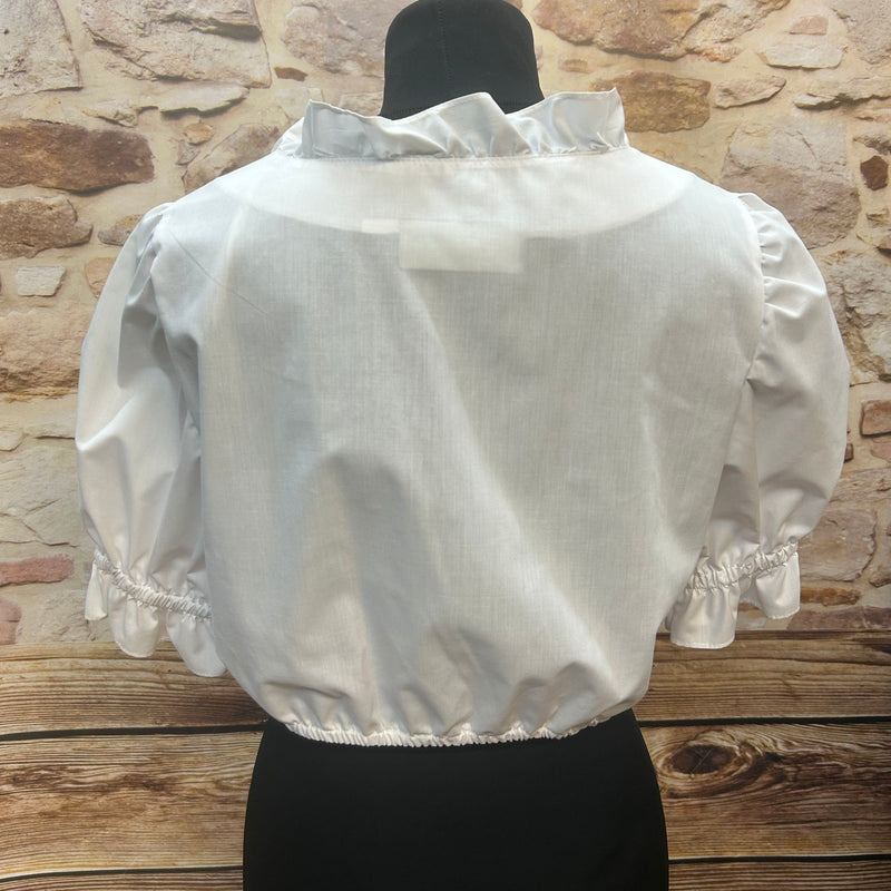 „Rückansicht einer weißen Edel Herz Dirndlbluse mit Rüschenkragen und Puffärmeln“