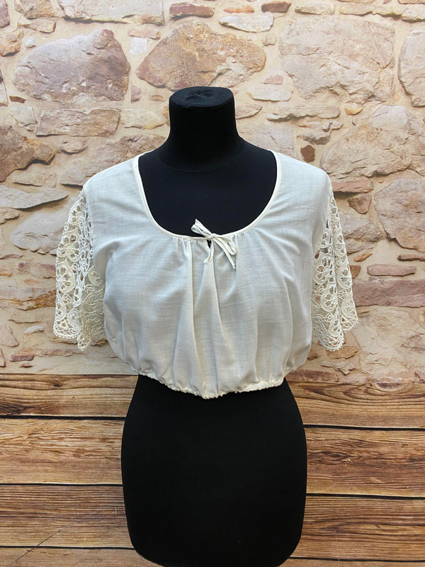 „Dirndlbluse in Größe 40 mit gehäkelten Spitzenärmeln und Schleifendetail vorne“