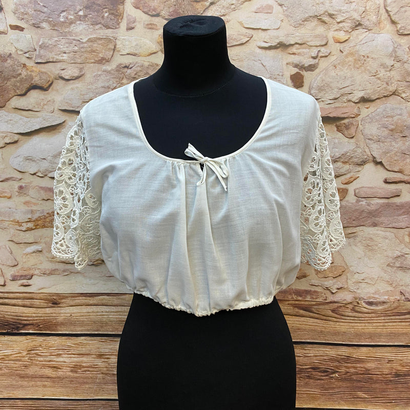 „Dirndlbluse in Größe 40 mit gehäkelten Spitzenärmeln und Schleifendetail vorne“