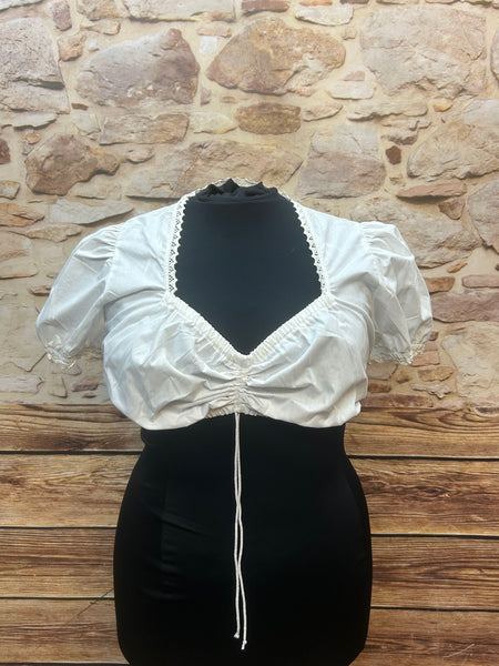 „Weiße Stockerpoint Dirndlbluse mit Spitzenkante und Raffung – Vorderansicht“
