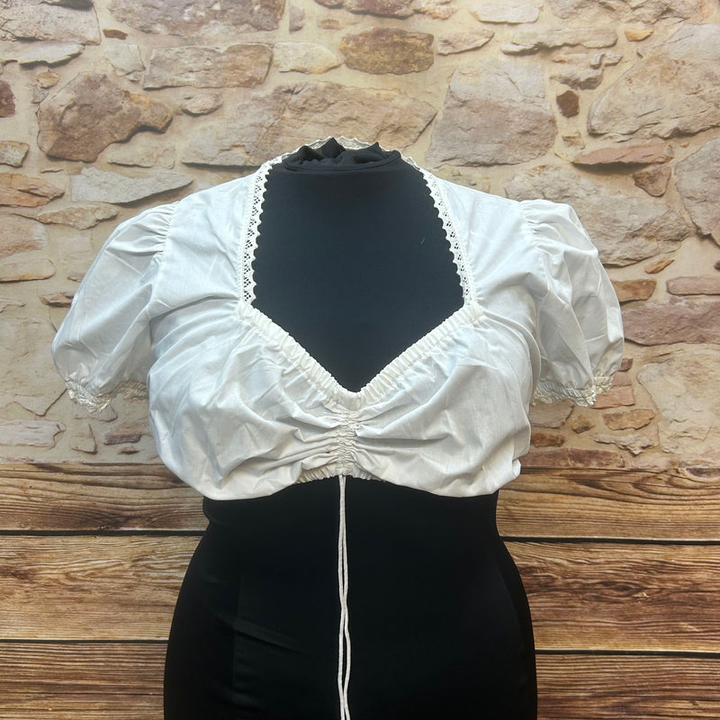 „Weiße Stockerpoint Dirndlbluse mit Spitzenkante und Raffung – Vorderansicht“