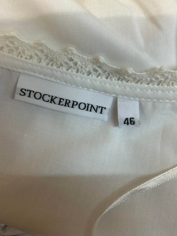 „Detailaufnahme des Ausschnitts und der Spitzenkante einer weißen Stockerpoint Dirndlbluse“