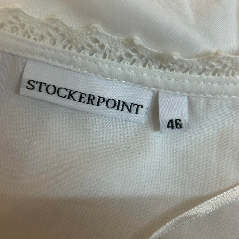 „Detailaufnahme des Ausschnitts und der Spitzenkante einer weißen Stockerpoint Dirndlbluse“