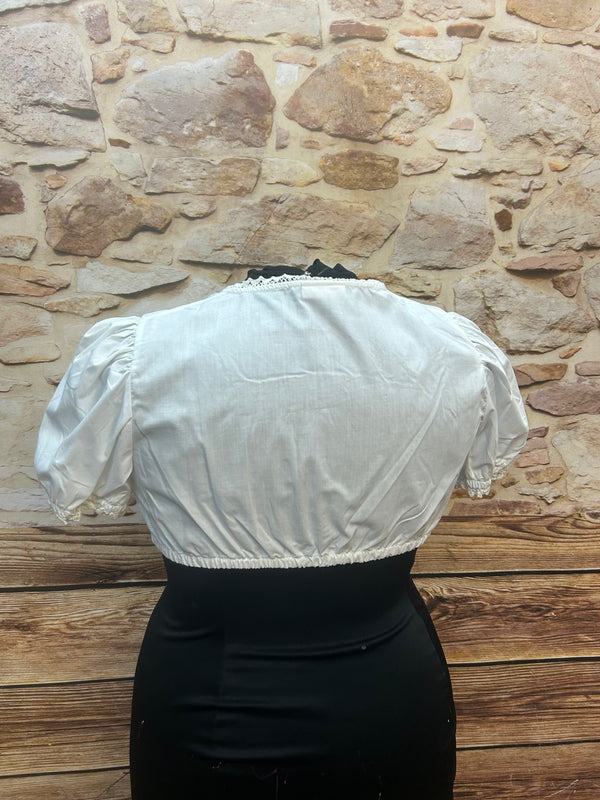 „Weiße Stockerpoint Dirndlbluse mit Spitzenkante und Raffung – Rückansicht“