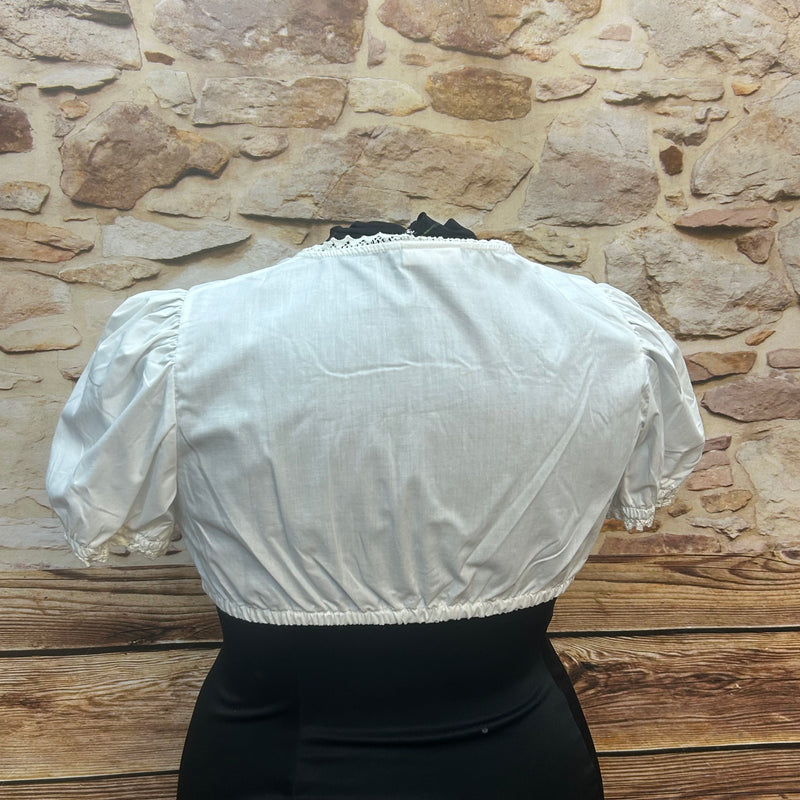 „Weiße Stockerpoint Dirndlbluse mit Spitzenkante und Raffung – Rückansicht“