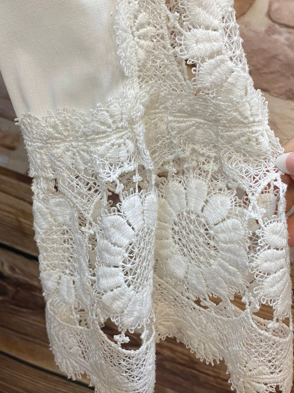 „Detail florale Spitze Dirndlbluse Ärmel hochwertig verarbeitet“