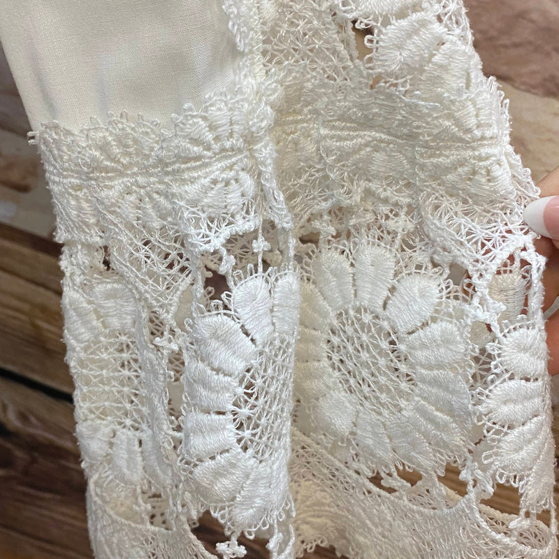 „Detail florale Spitze Dirndlbluse Ärmel hochwertig verarbeitet“