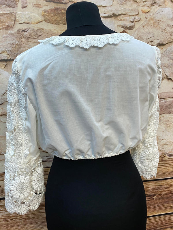 „Vintage Dirndlbluse weiß Damen mit langen Spitzenärmeln Rückansicht“