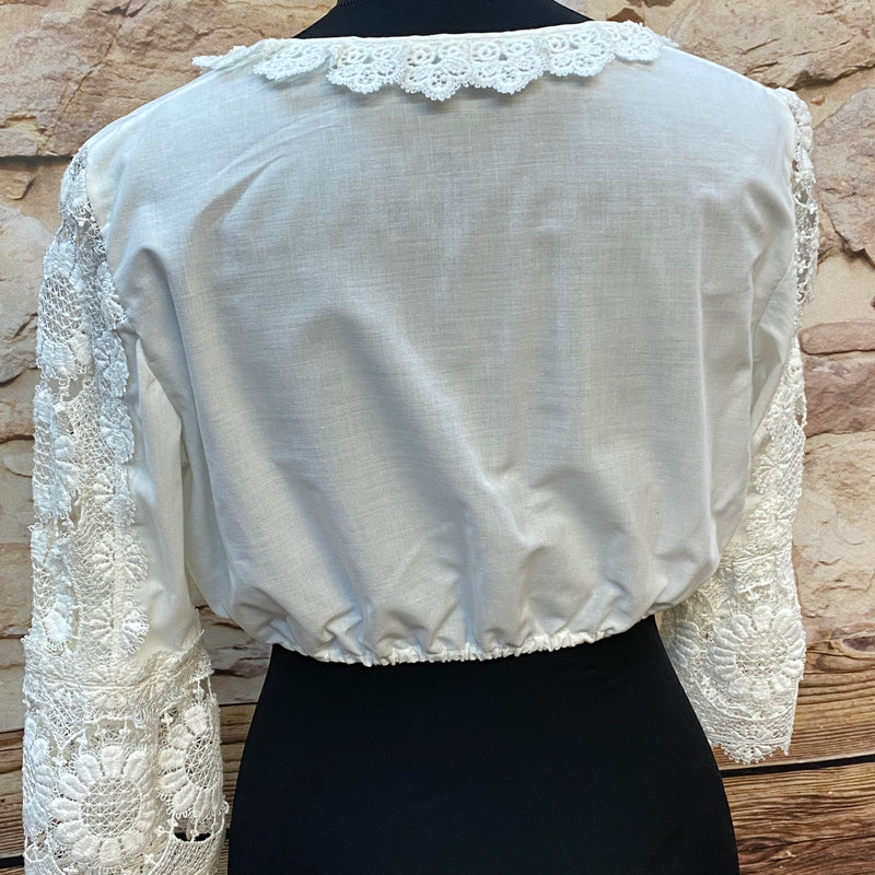 „Vintage Dirndlbluse weiß Damen mit langen Spitzenärmeln Rückansicht“