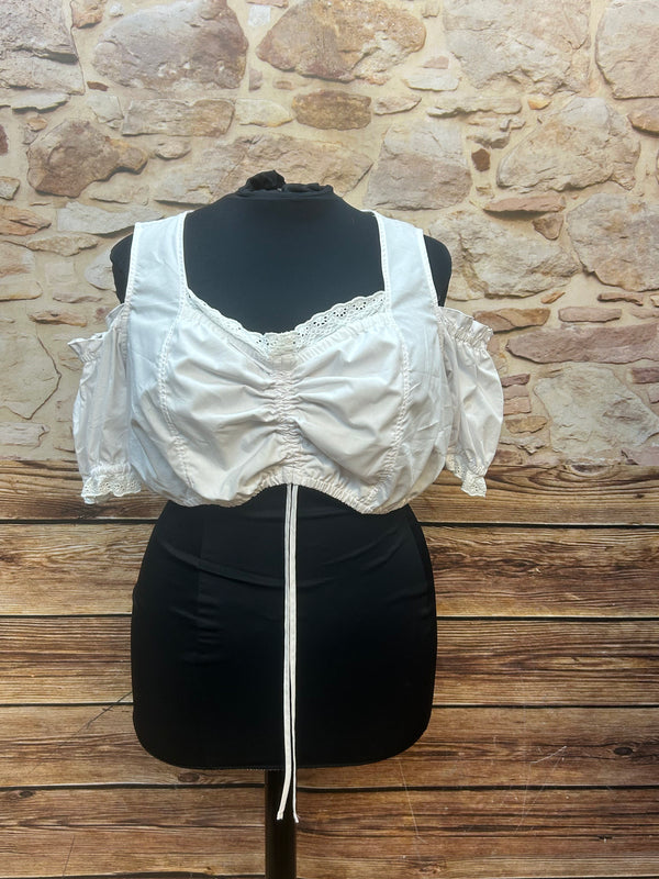 „Weiße Offshoulder-Dirndlbluse mit Spitzenärmeln und Raffung – Vorderansicht“