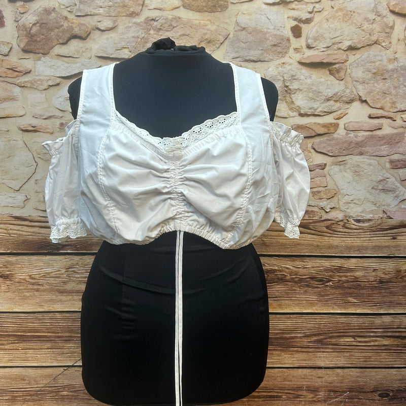 „Weiße Offshoulder-Dirndlbluse mit Spitzenärmeln und Raffung – Vorderansicht“