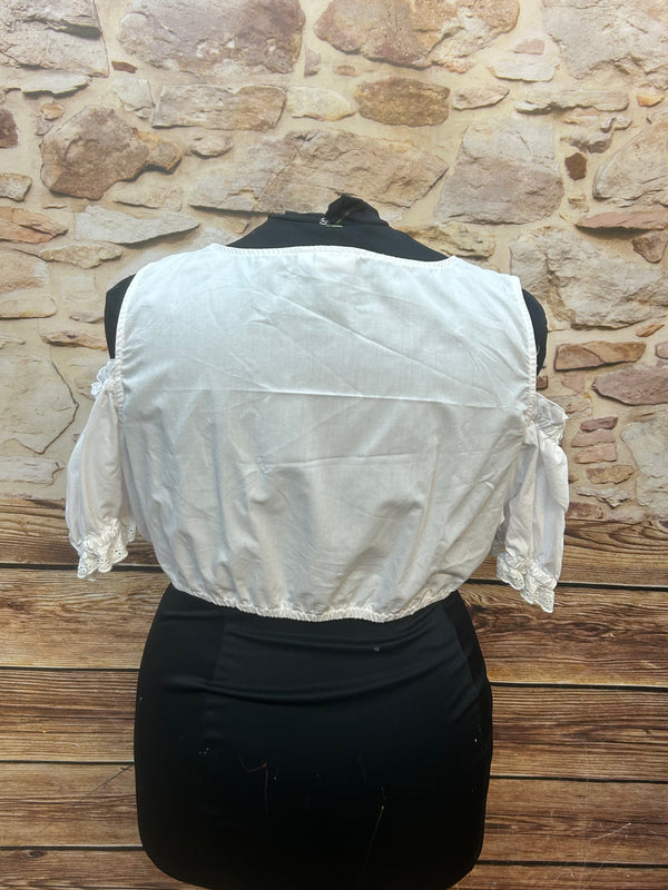 „Rückansicht einer weißen Offshoulder-Dirndlbluse mit elastischem Saum“