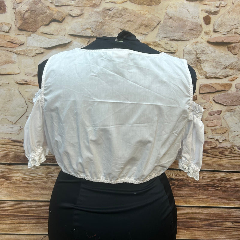 „Rückansicht einer weißen Offshoulder-Dirndlbluse mit elastischem Saum“