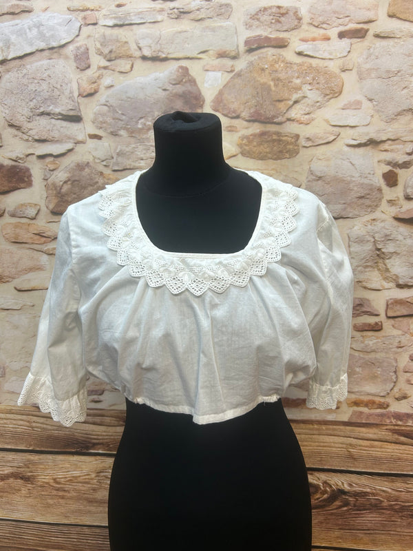 „Vintage Dirndlbluse weiß Gr. 44 mit breiter Lochspitze am runden Ausschnitt – Vorderansicht“