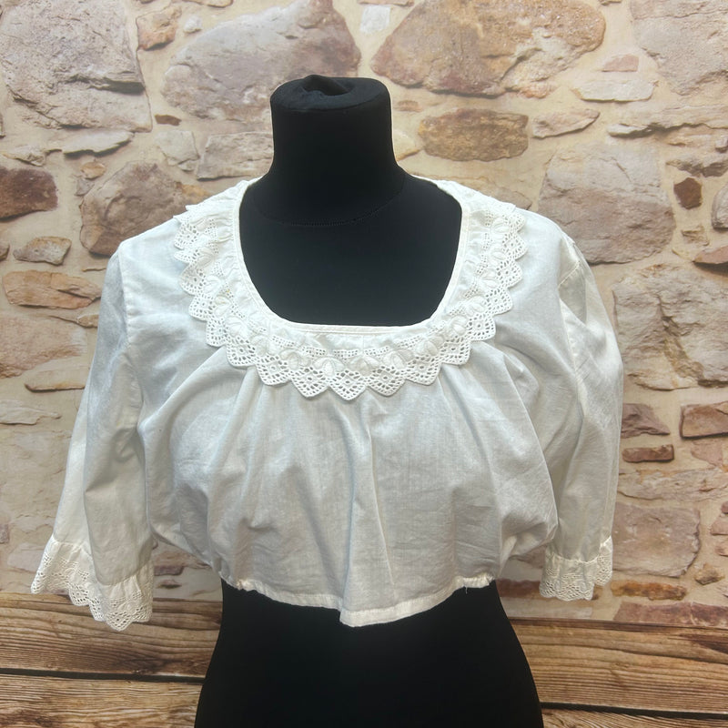 „Vintage Dirndlbluse weiß Gr. 44 mit breiter Lochspitze am runden Ausschnitt – Vorderansicht“