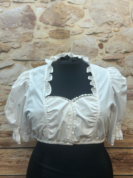 „Weiße Vintage-Dirndlbluse von Landhaus C&A mit Rüschenkragen und Puffärmeln – Vorderansicht“