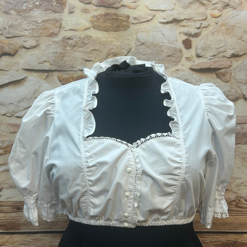 „Weiße Vintage-Dirndlbluse von Landhaus C&A mit Rüschenkragen und Puffärmeln – Vorderansicht“