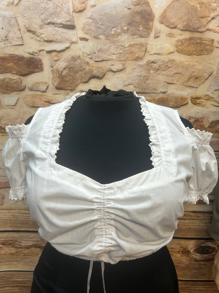 „Weiße Dirndlbluse mit Spitzenkante und Vorder-Raffung – Vorderansicht“