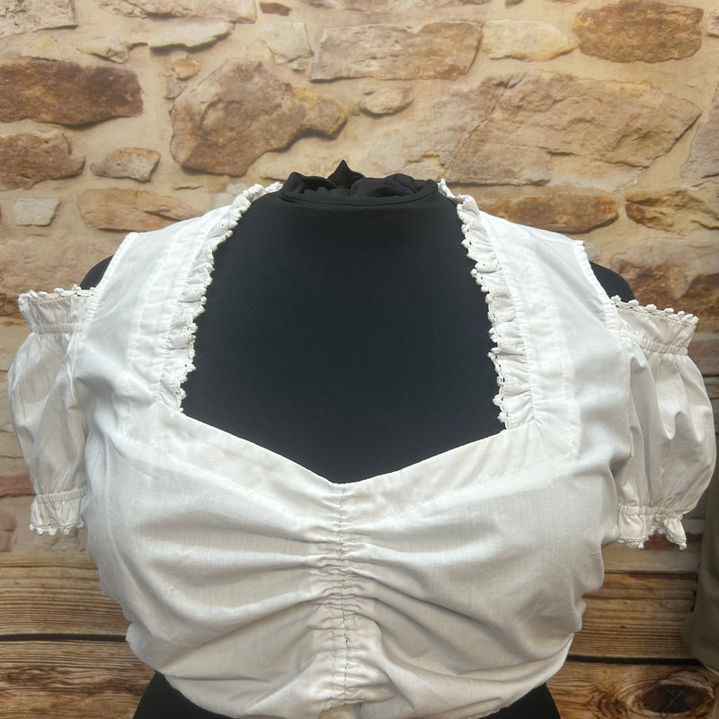„Weiße Dirndlbluse mit Spitzenkante und Vorder-Raffung – Vorderansicht“