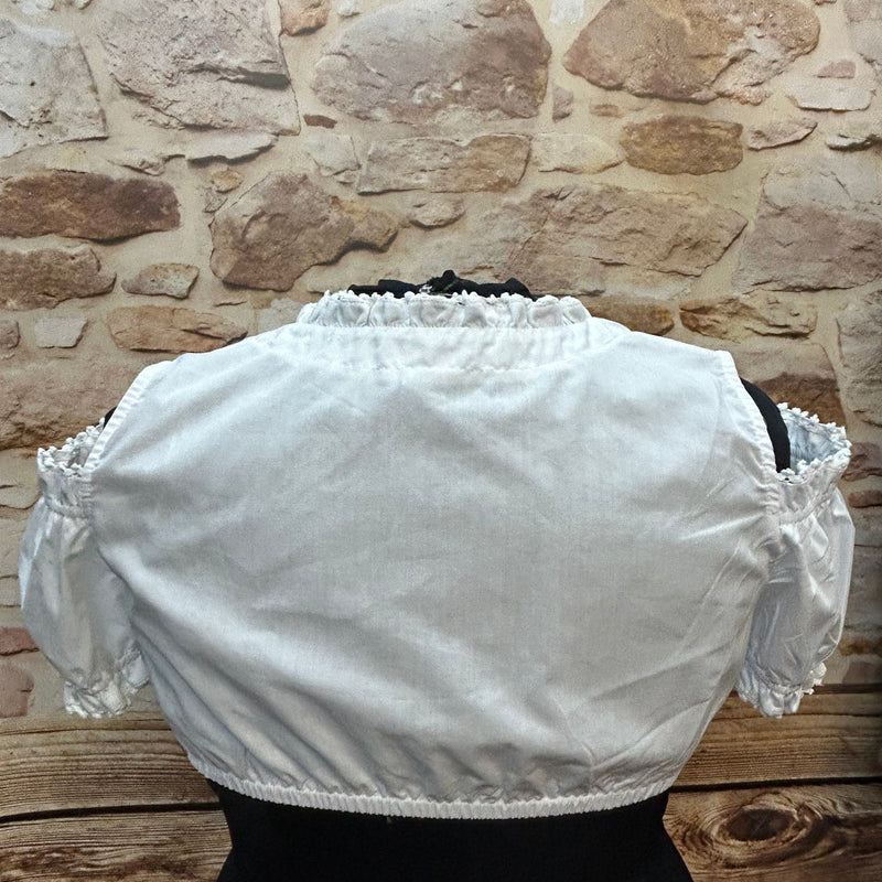 „Rückansicht einer weißen Dirndlbluse mit Spitzenkragen und Puffärmeln“